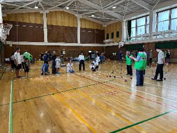 チームに分かれ対戦する様子