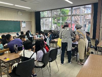 カレーを楽しむ子どもたち