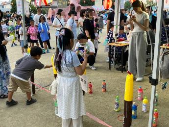 お祭りでわなげを楽しむ様子