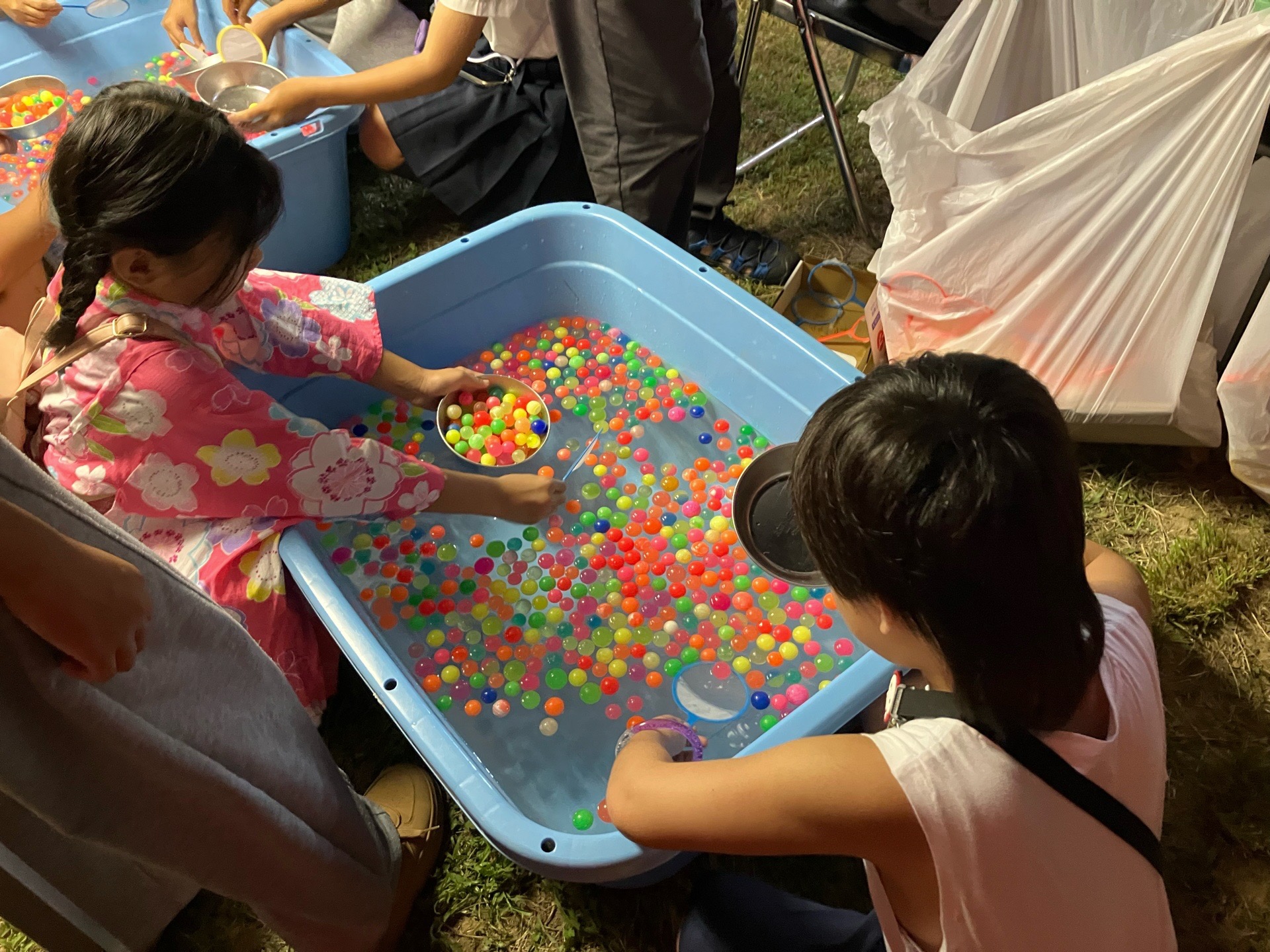 子どもたちがスーパーボールすくいを楽しむ様子