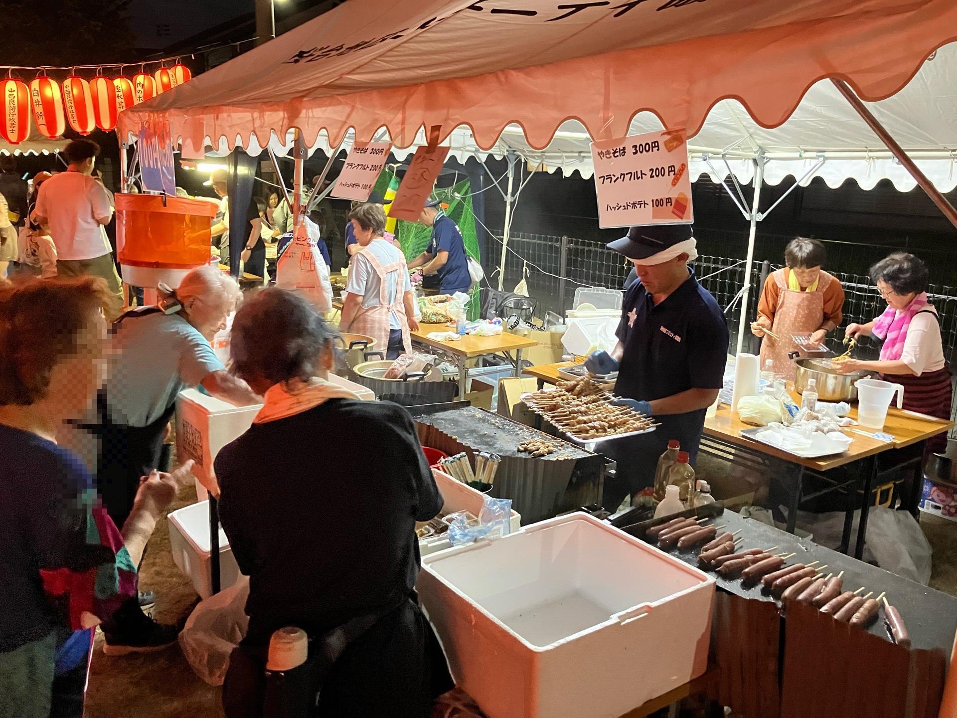 やきそば、フランクフルトなどの出店の様子