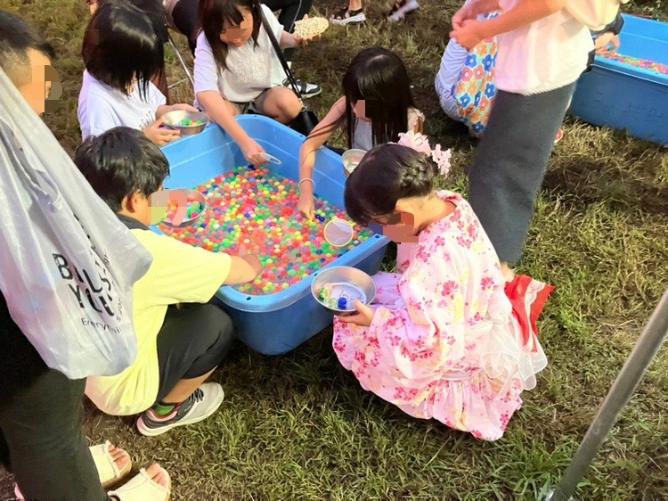 子どもたちがスーパーボールすくいを楽しむ様子