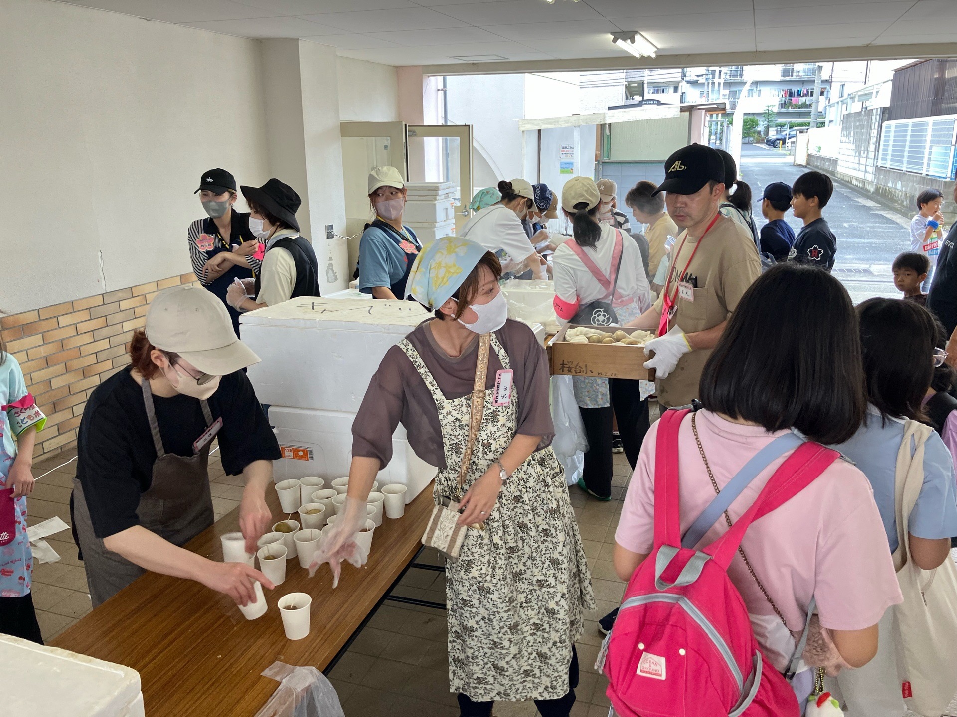 フライドポテトがふるまわれる様子