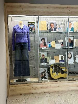 ショーケースの中の、青いニットとデニムを着用したマネキン