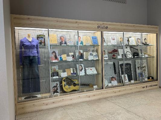 伊丹大使コーナーのショーケースの中の、青いニットとデニムを着用したマネキン