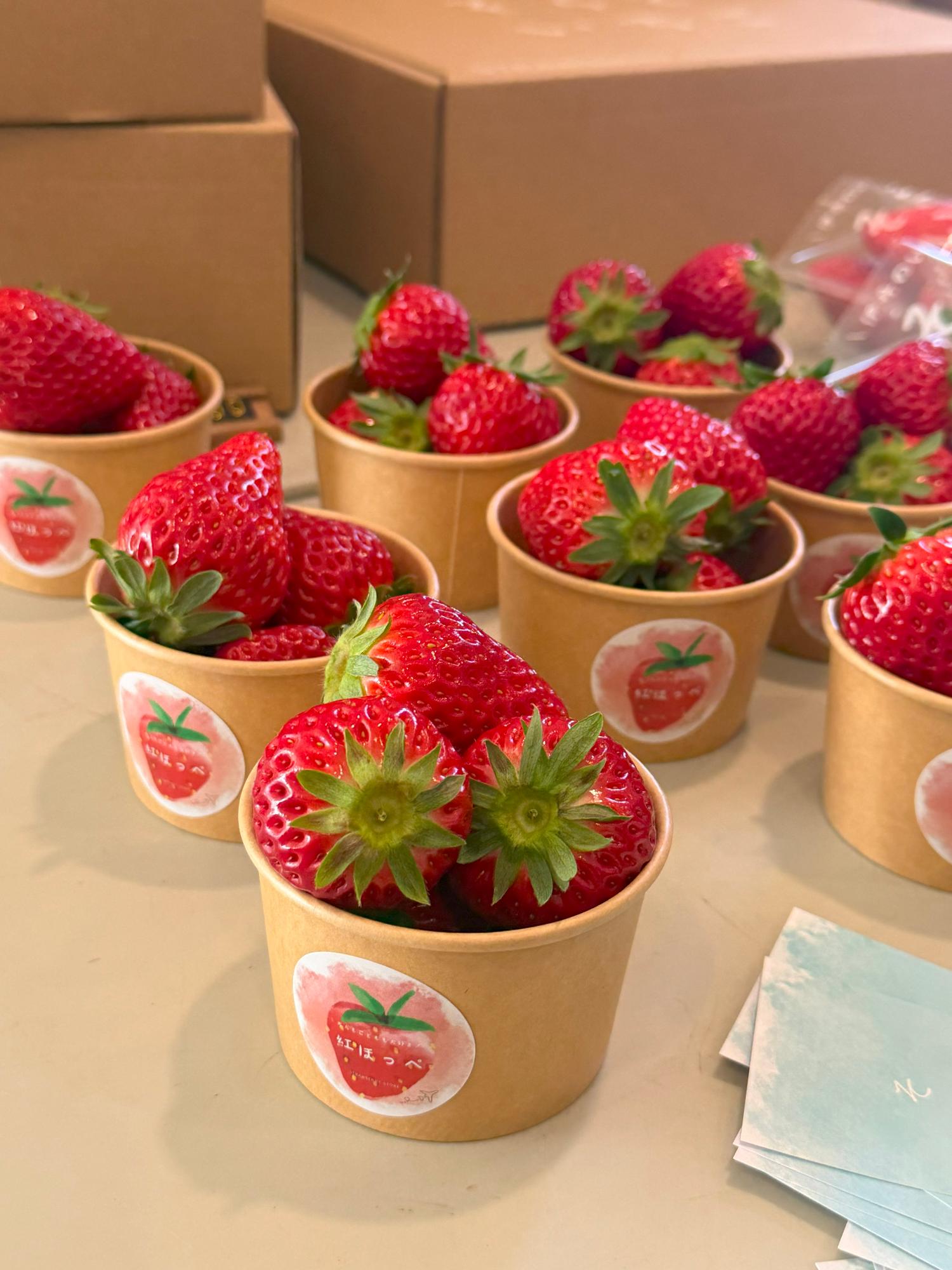紙カップに入った苺