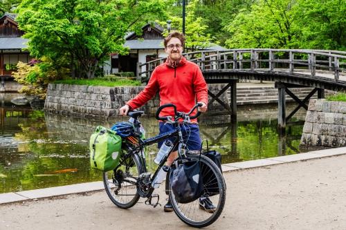 ハッセルトの日本庭園で立つ、自転車旅の出発直前のボレンさん