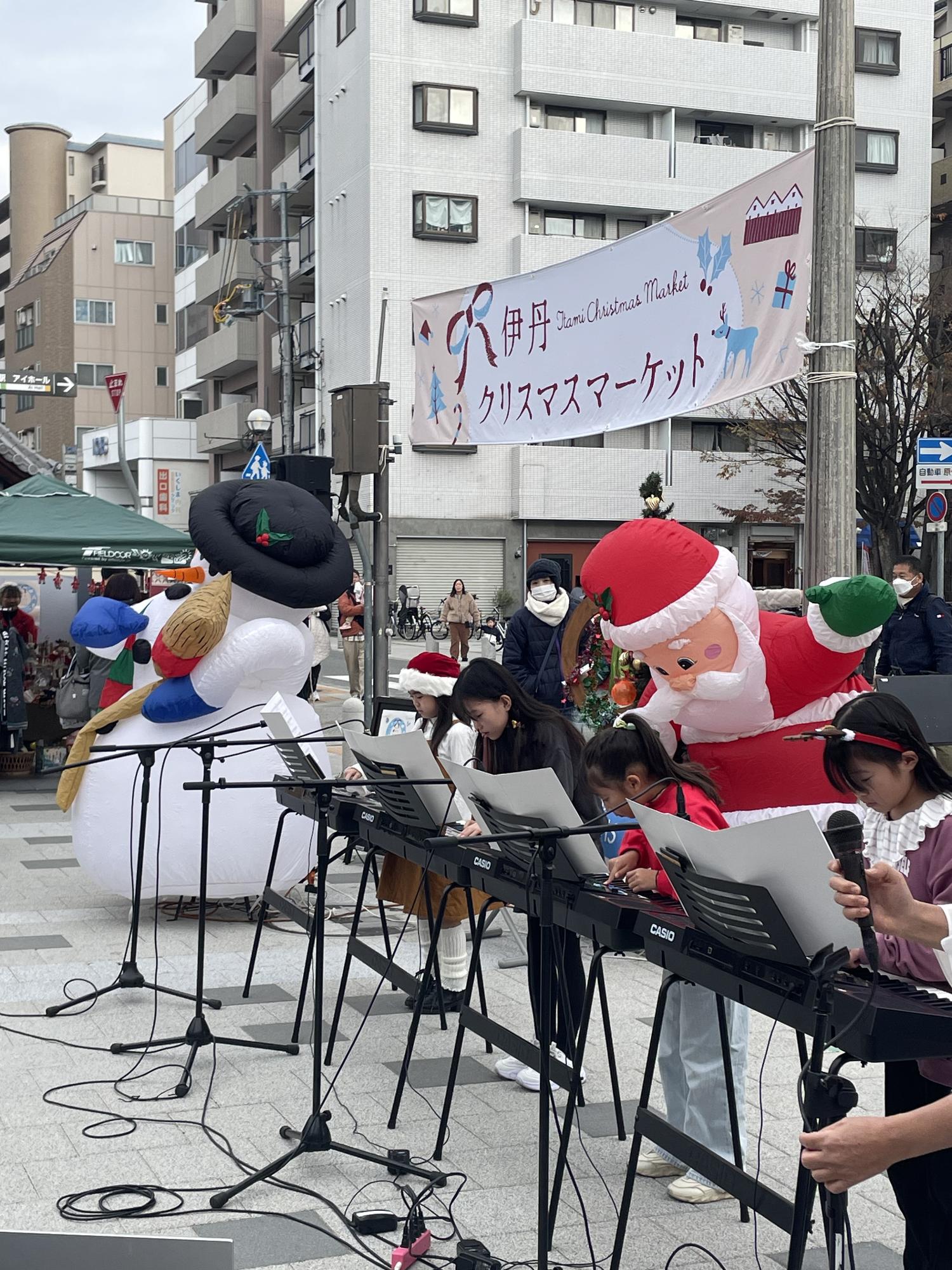 伊丹クリスマスマーケットでピアノ演奏するこどもたち