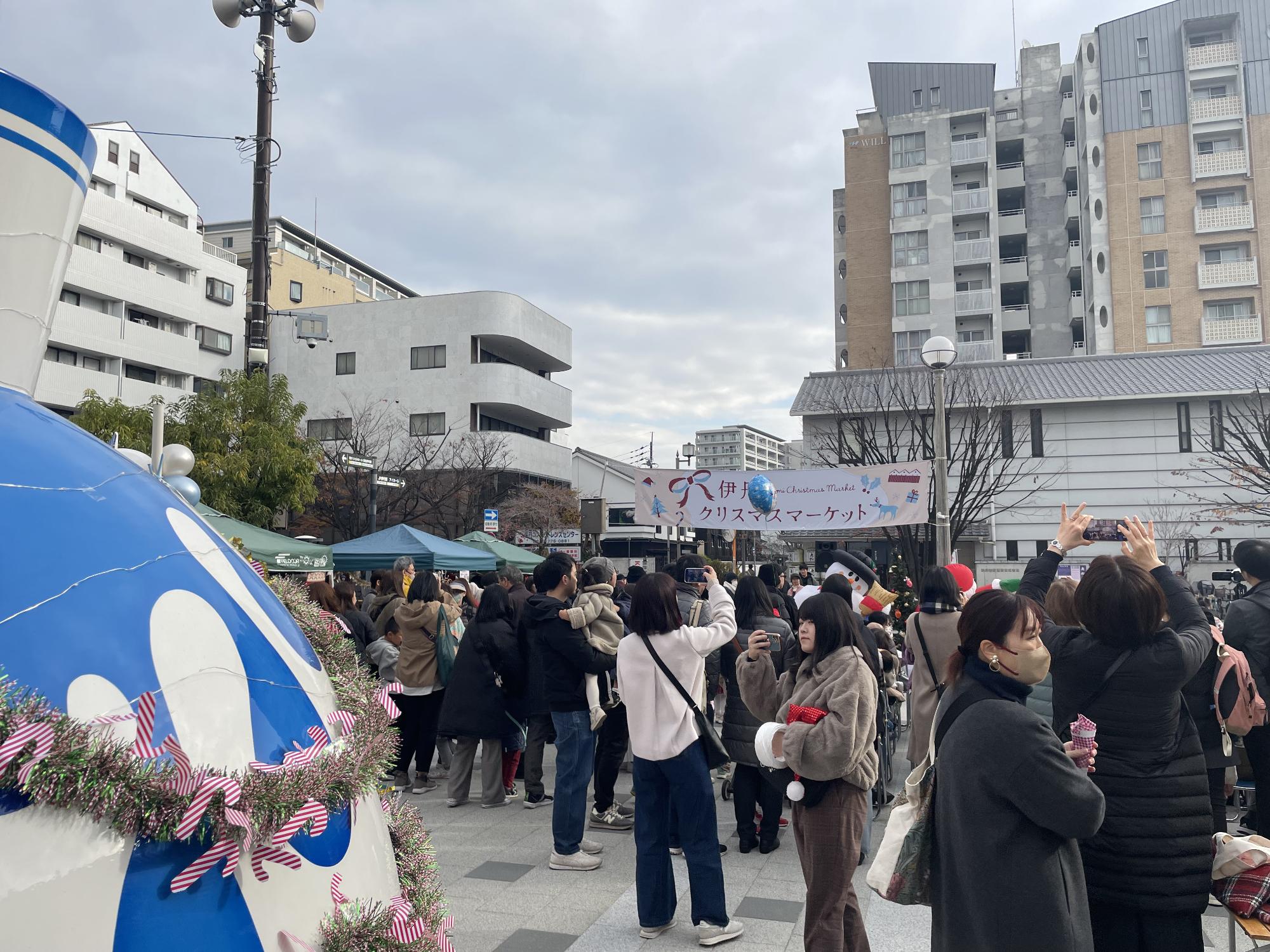 伊丹クリスマスマーケットでのステージ前の様子