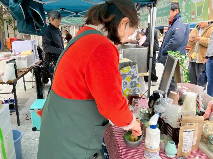 伊丹クリスマスマーケットで出店されているお茶屋さんがお茶をたてるようす