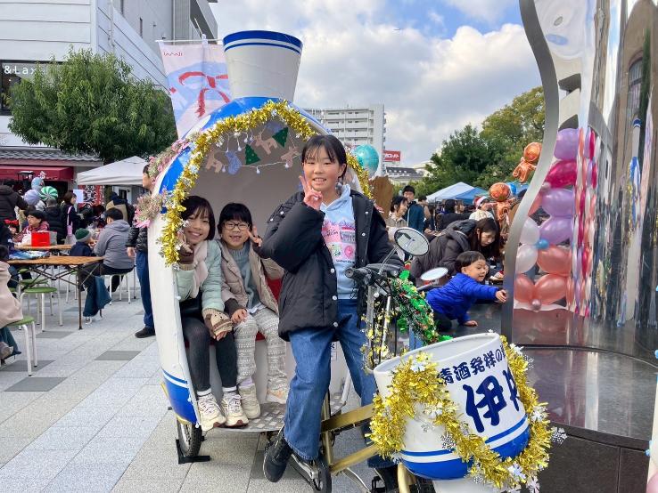 伊丹クリスマスマーケットで出会った酒樽自転車にのる子供達