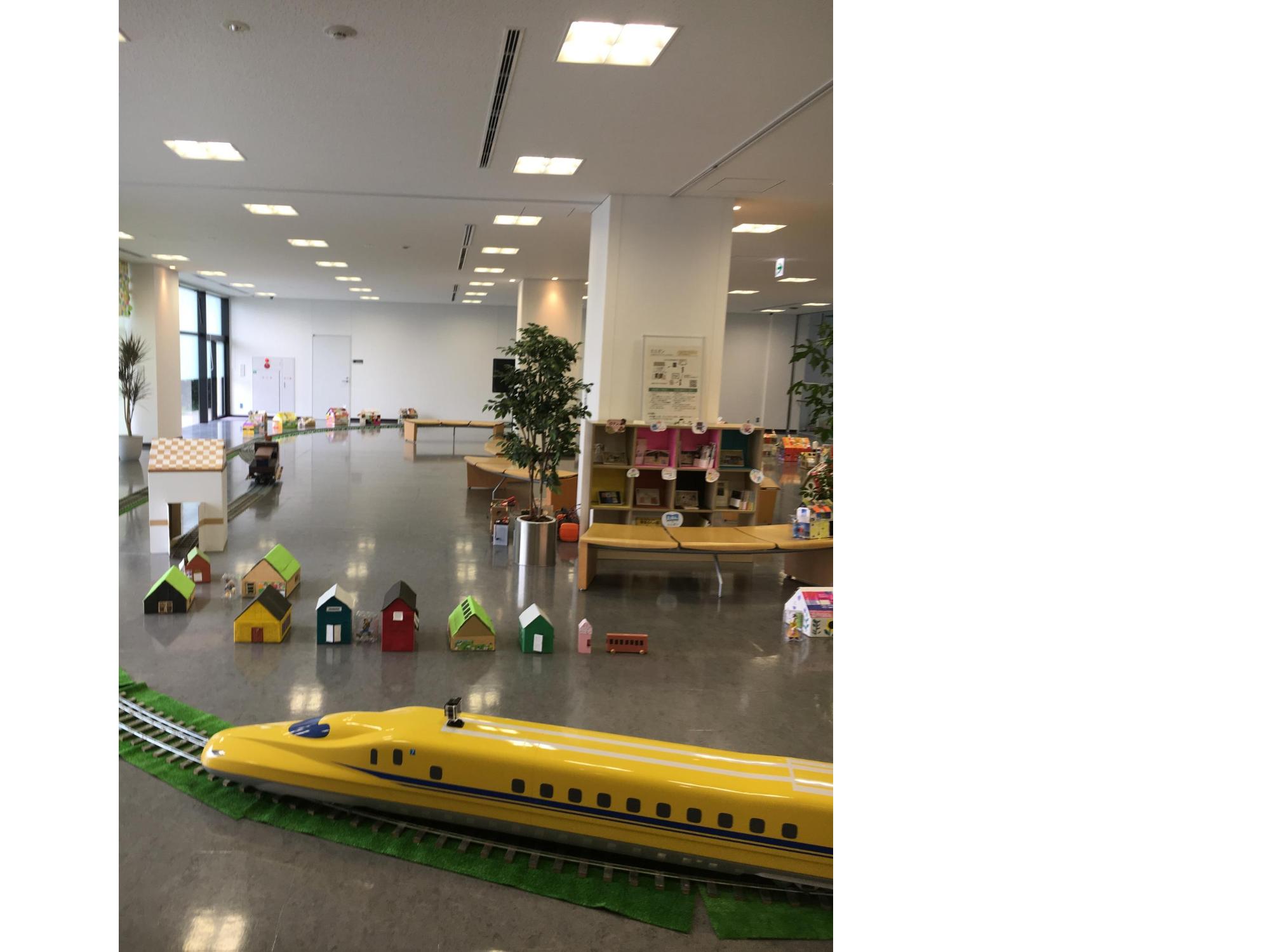 図書館の中を走る新幹線「ドクターイエロー」