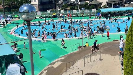 緑ケ丘プールで大勢の親子が遊んでいるところ