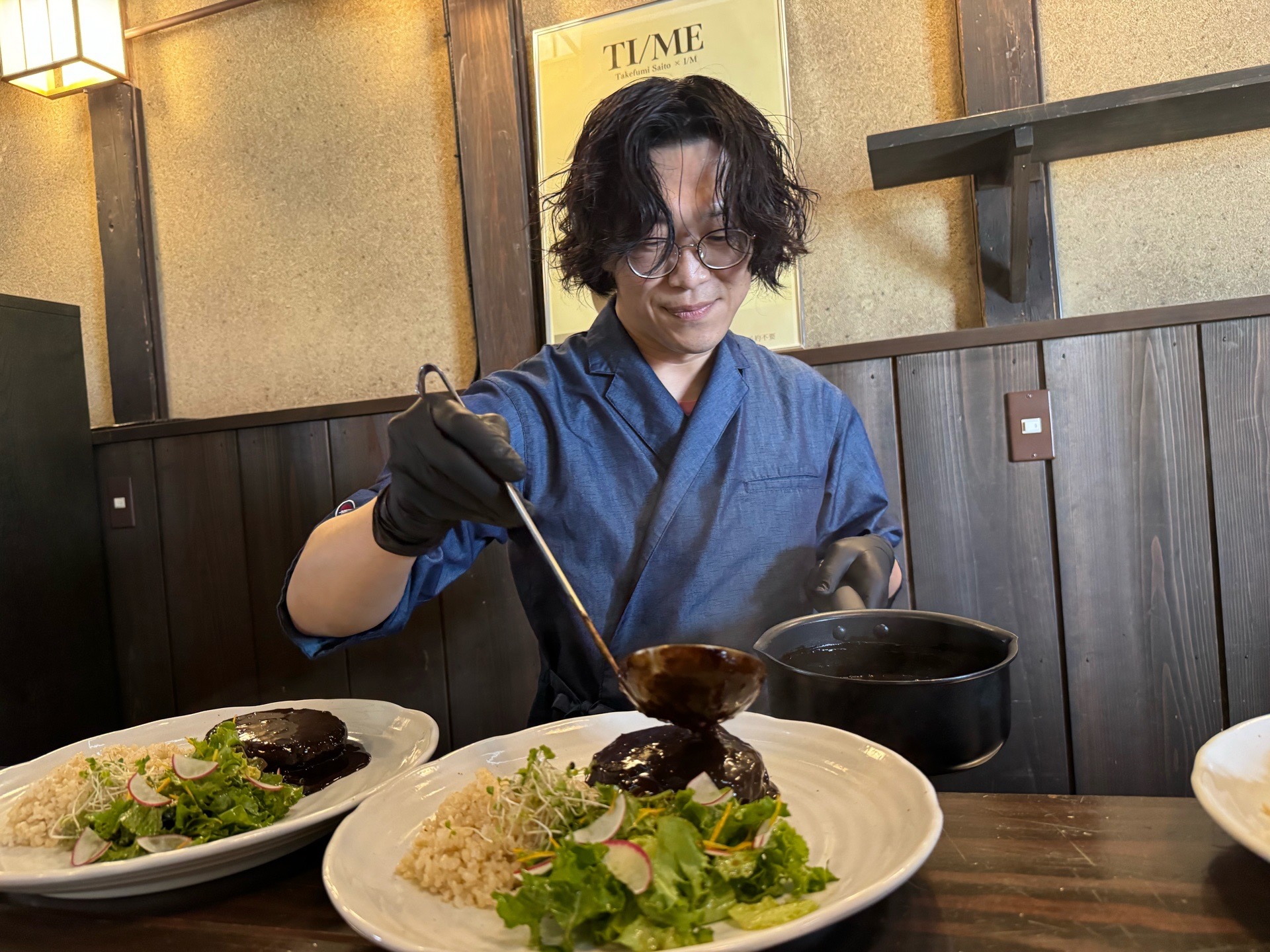 村重プロジェクトコラボハンバーグにソースをかけるシェフ
