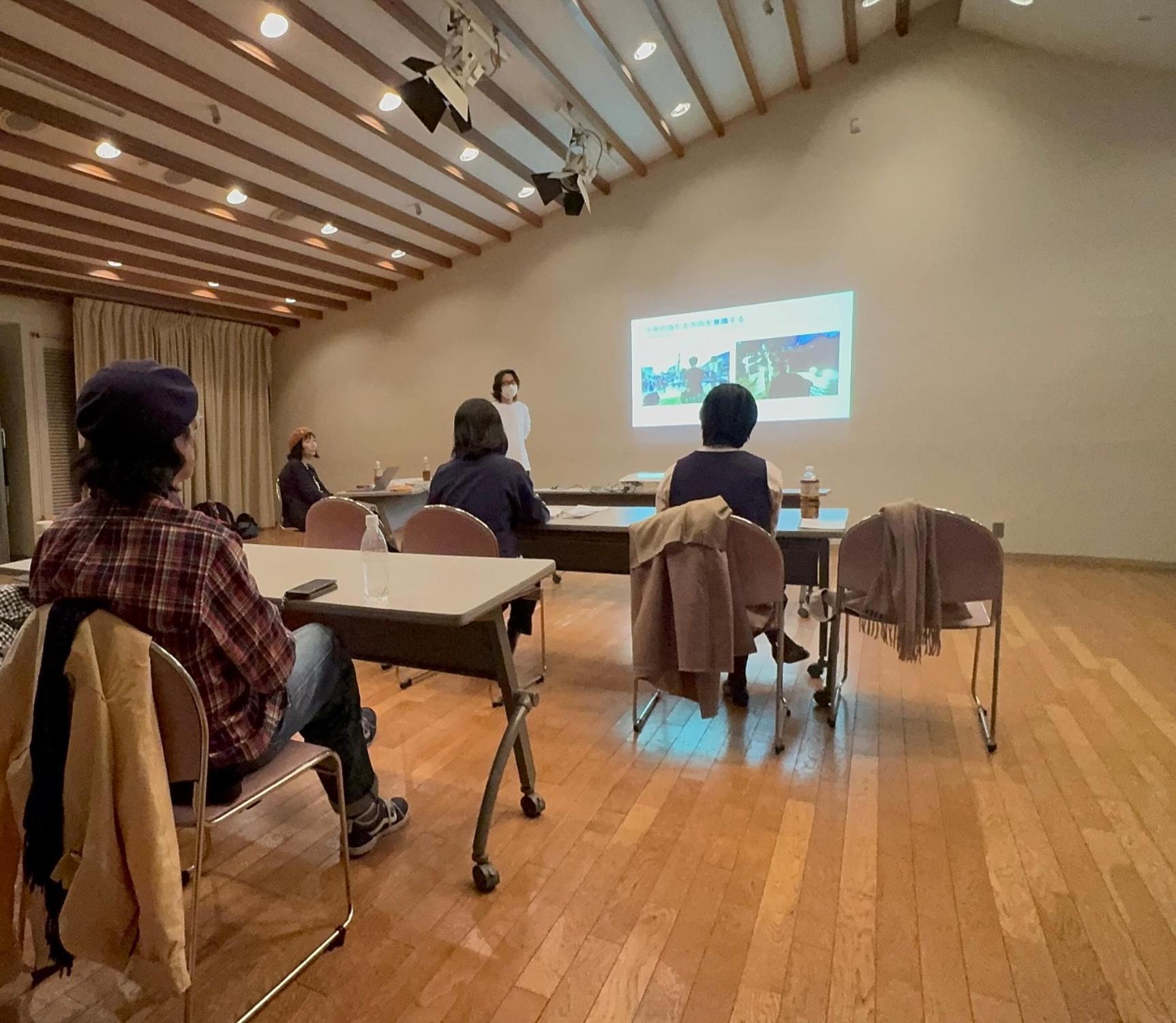 市民リポーター研修会をみんなで受けている様子