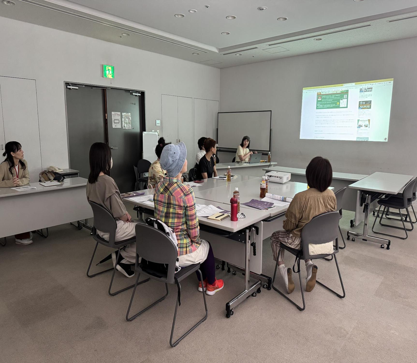 市民リポーター研修会をみんなで受けている様子