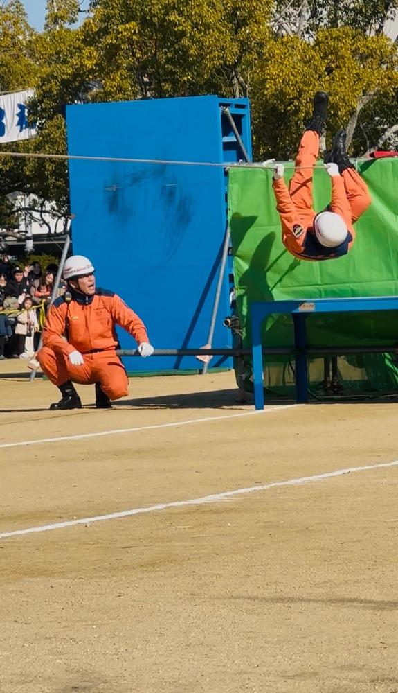 消防出初式の消防職員によるロープ訓練