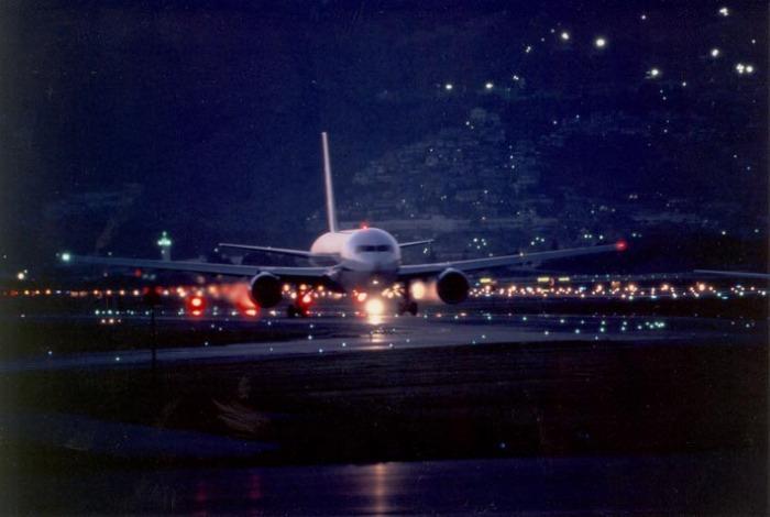 写真： 夜の大阪国際空港（伊丹空港）