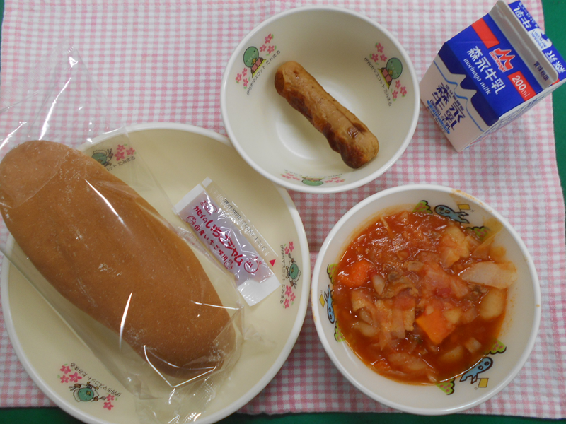チキンフランクのソテー トマトポトフ コッペパン いちごジャム ぎゅうにゅう くがつじゅうななにちのメニュウー