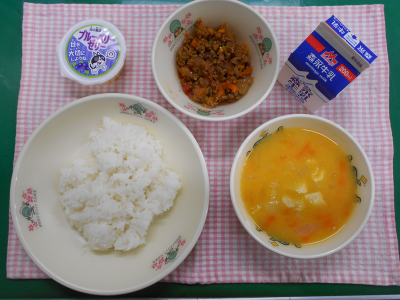 じゅうがつようかめのあいごデーレバーいりキーマカレーキャロットポタージュブルーベリーゼリーごはんぎゅうにゅう