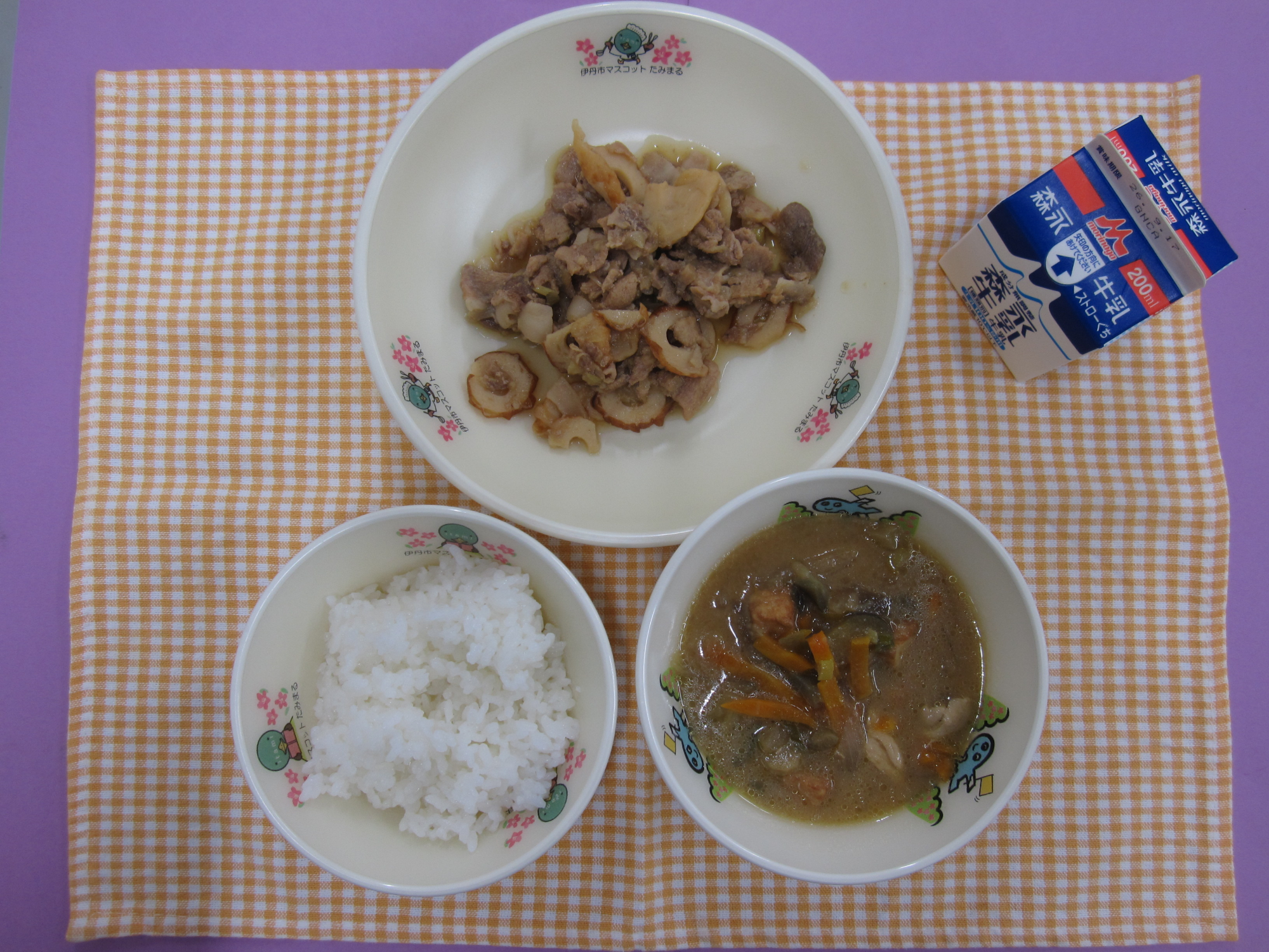 ぶたにくのしょうがいため なすのみそしる ごはん ぎゅうにゅう くがつようか