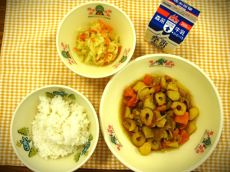 かれーにくじゃが、きゃべつのあえもの、ごはんとぎゅうにゅう