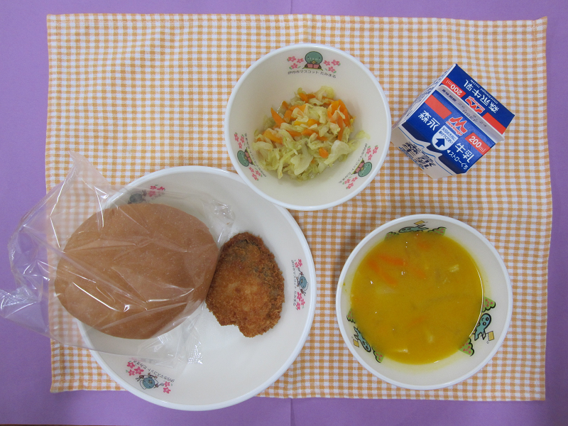 ホキフライ、バーガーパン、かぼちゃのとうにゅうスープ、キャベツのカレーソテー、ぎゅうにゅう