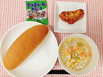 コッペパンと法連草入りオムレツと枝豆とコーンの豆乳スープとさつまいもスティックと牛乳