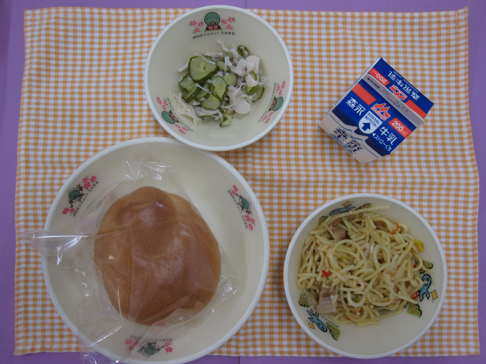 ペペロンチーノスパゲティ、きのこのマリネ、くるくるパン、ぎゅうにゅう くがつとおか