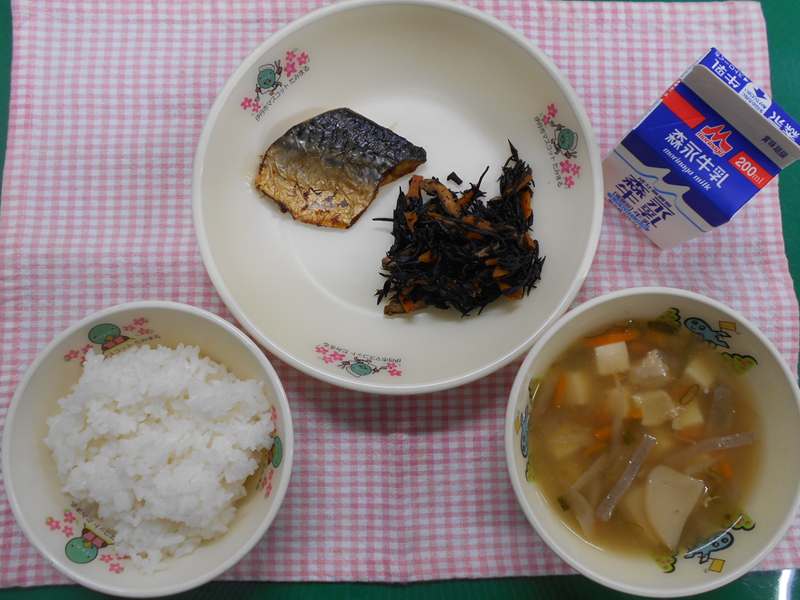 さばのしおやき ひじきのいために けんちんじる ごはん ぎゅうにゅう くがつなのか