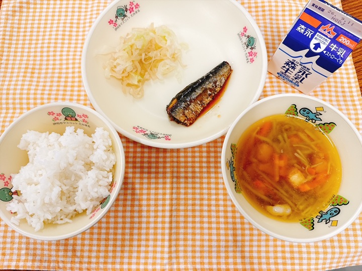 さわにわん、いわしのかんろに、そくせきづけ、ごはん、ぎゅうにゅう、です