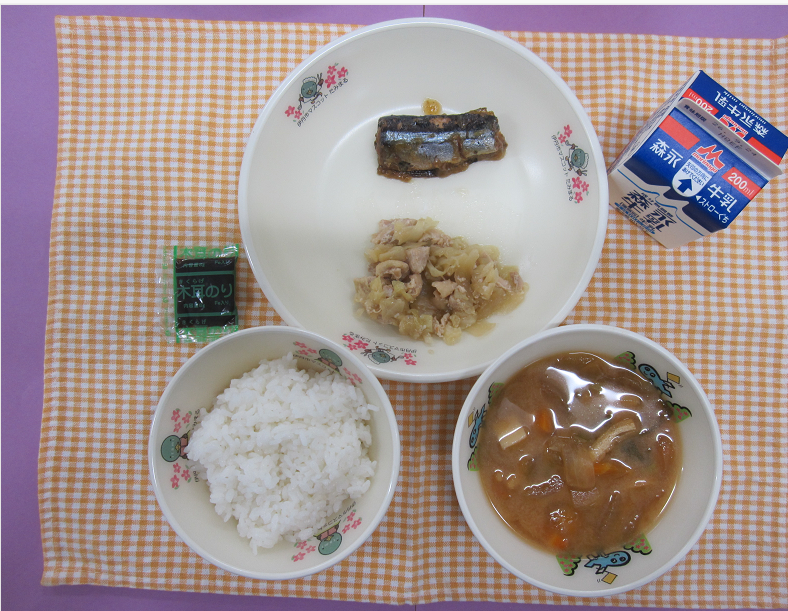 とりとやさいのしおこうじいため、さんまのおろしに、のりのつくだに、じゃがいものみそしる、ごはん、ぎゅうにゅう くがつじゅうよっかこんだて