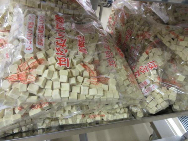 給食食材（高野豆腐）の写真