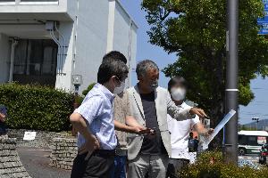 市長と隈氏の現地確認の様子