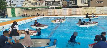 瑞穂小学校地区ふれあいまつり（プールでボートクルーズ）