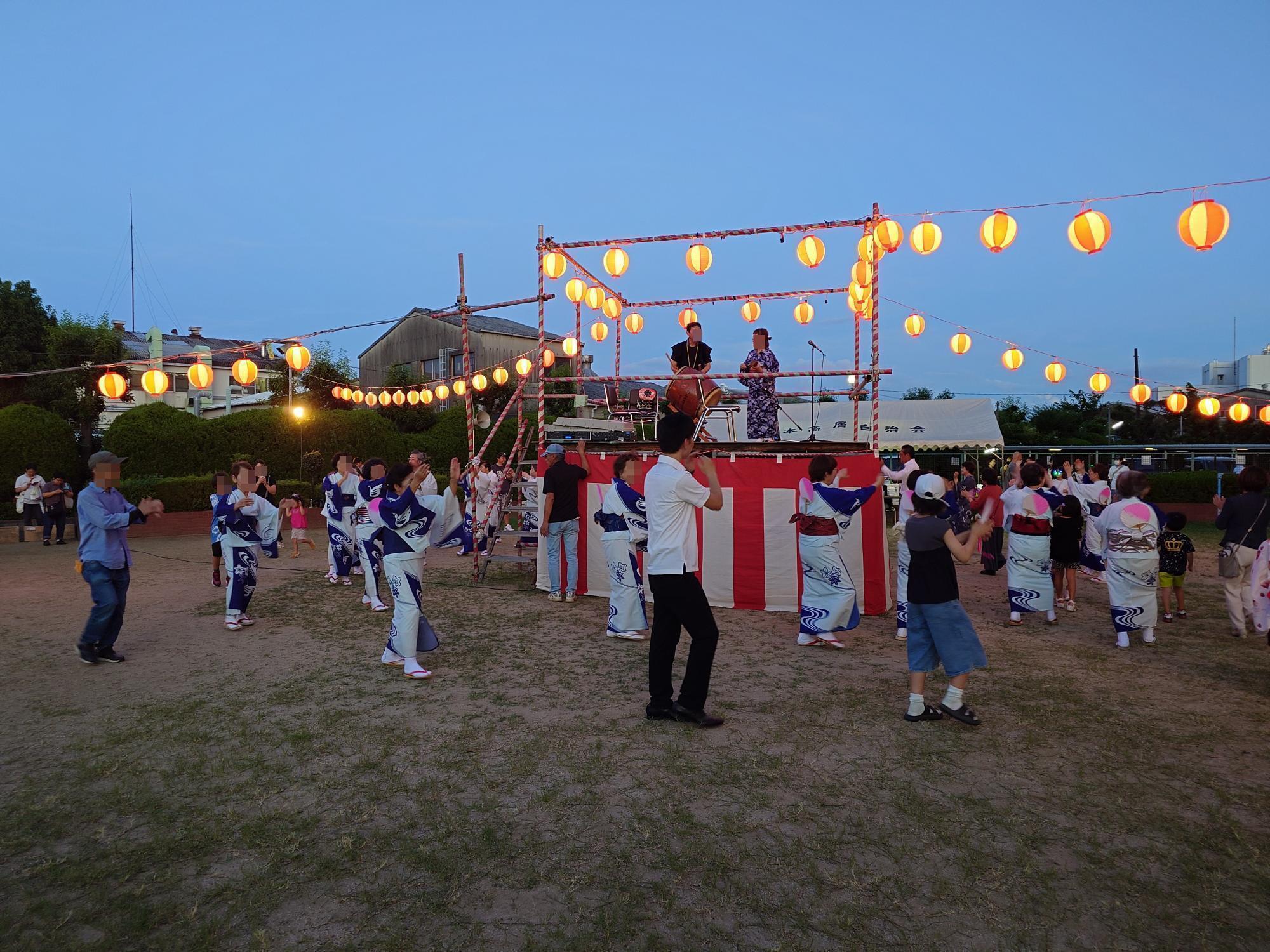 盆踊りを踊られている様子