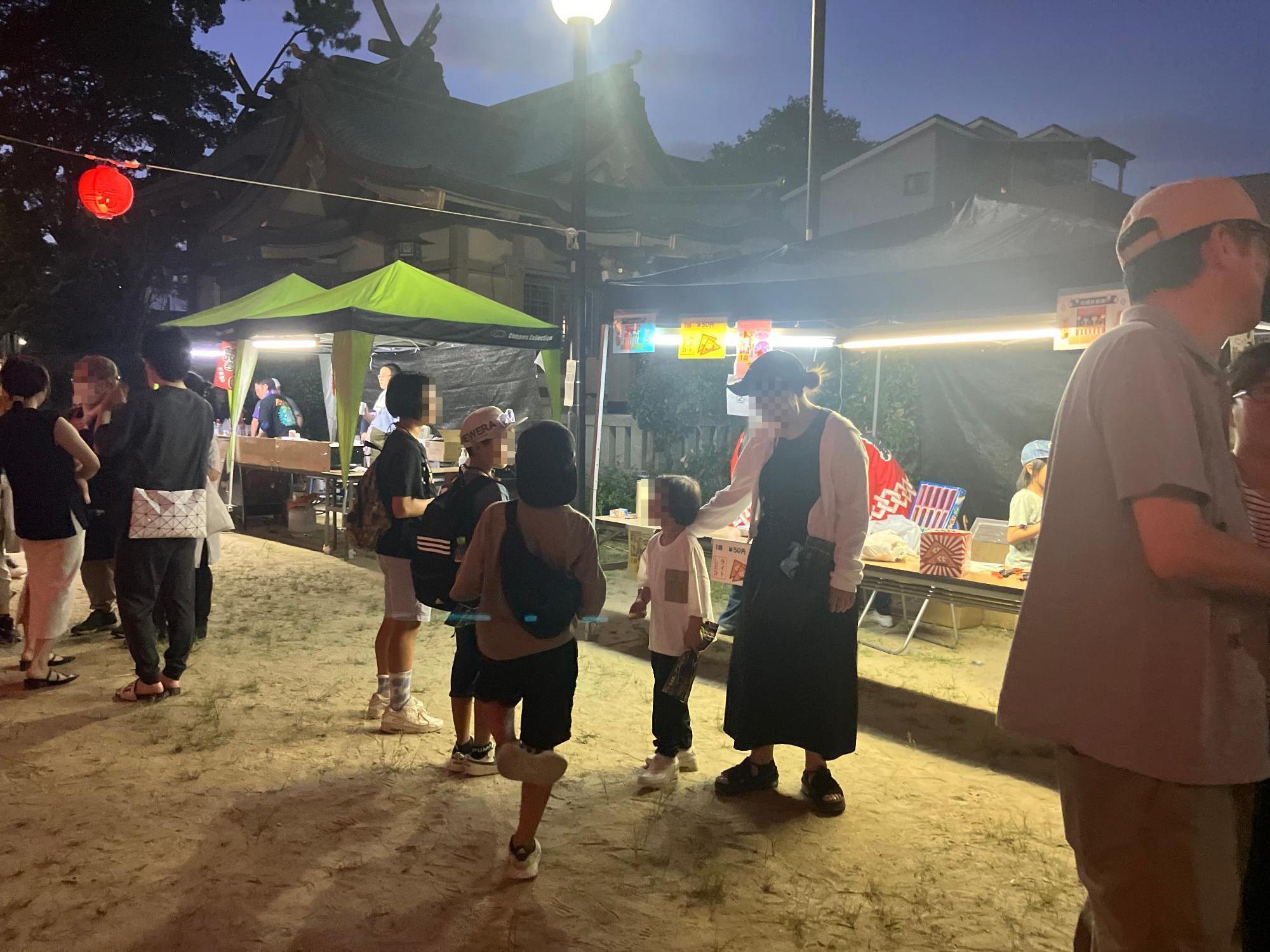 出店を楽しまれている来場者の方々