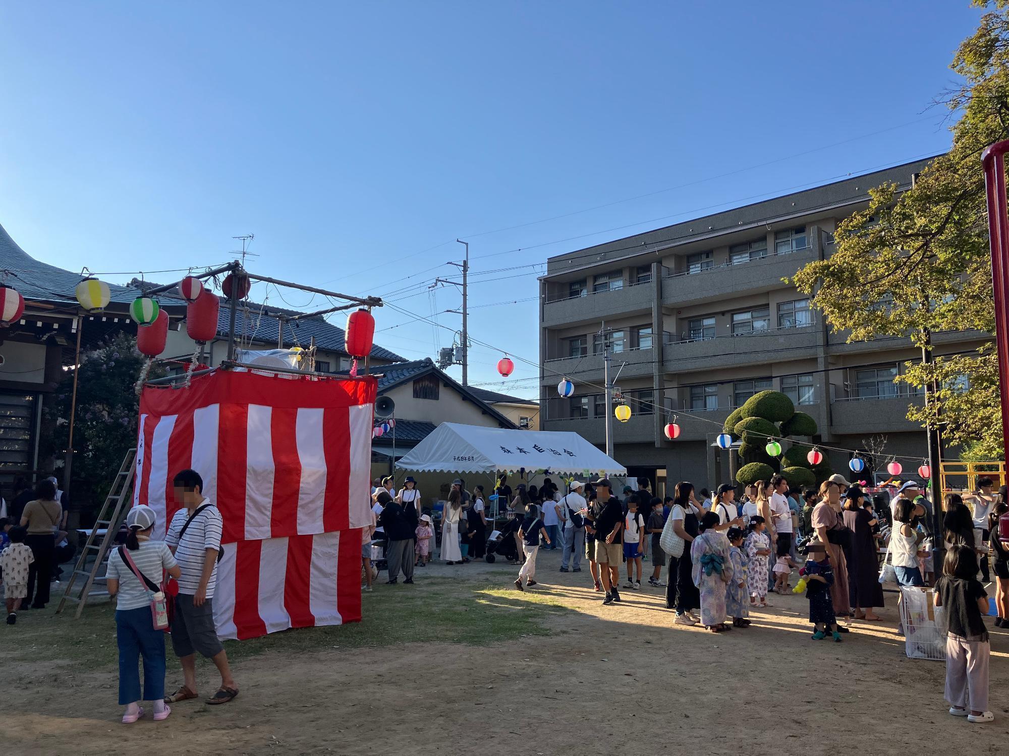 出店を楽しまれている来場者の方々
