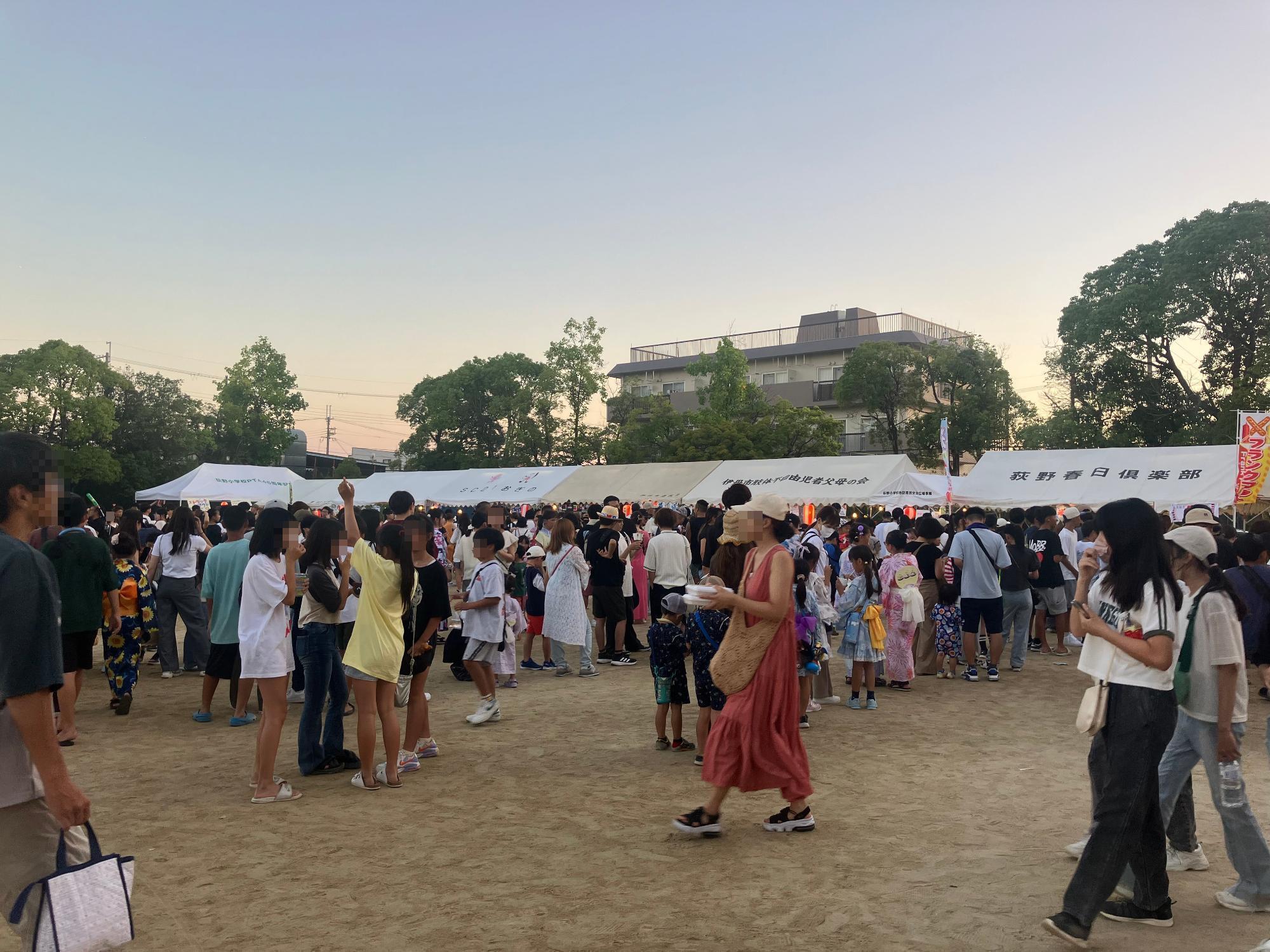出店を楽しまれている来場者の方々