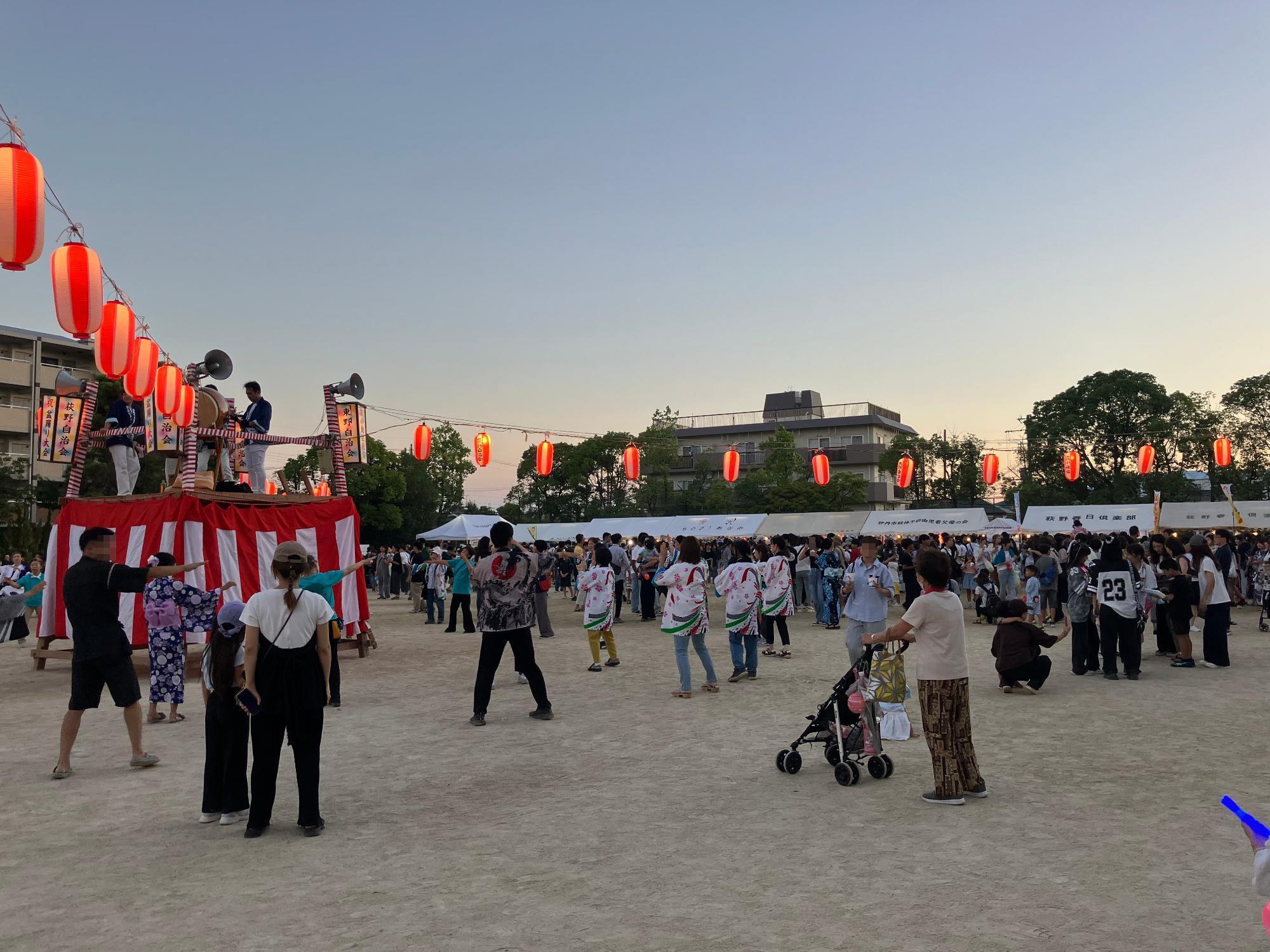 盆踊りを踊られる方々