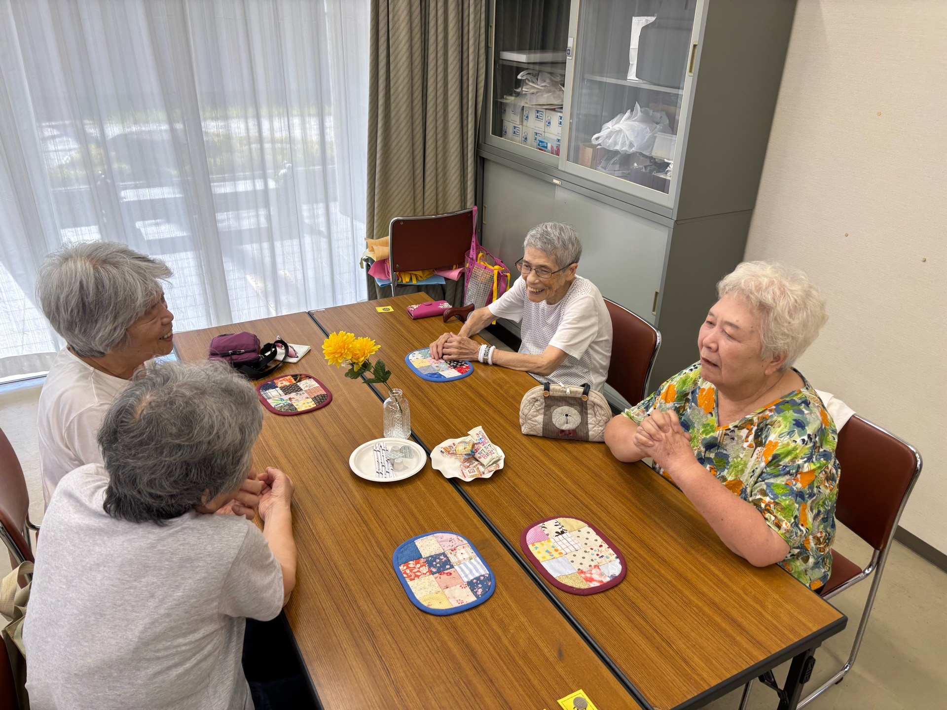 カフェで談笑する参加者