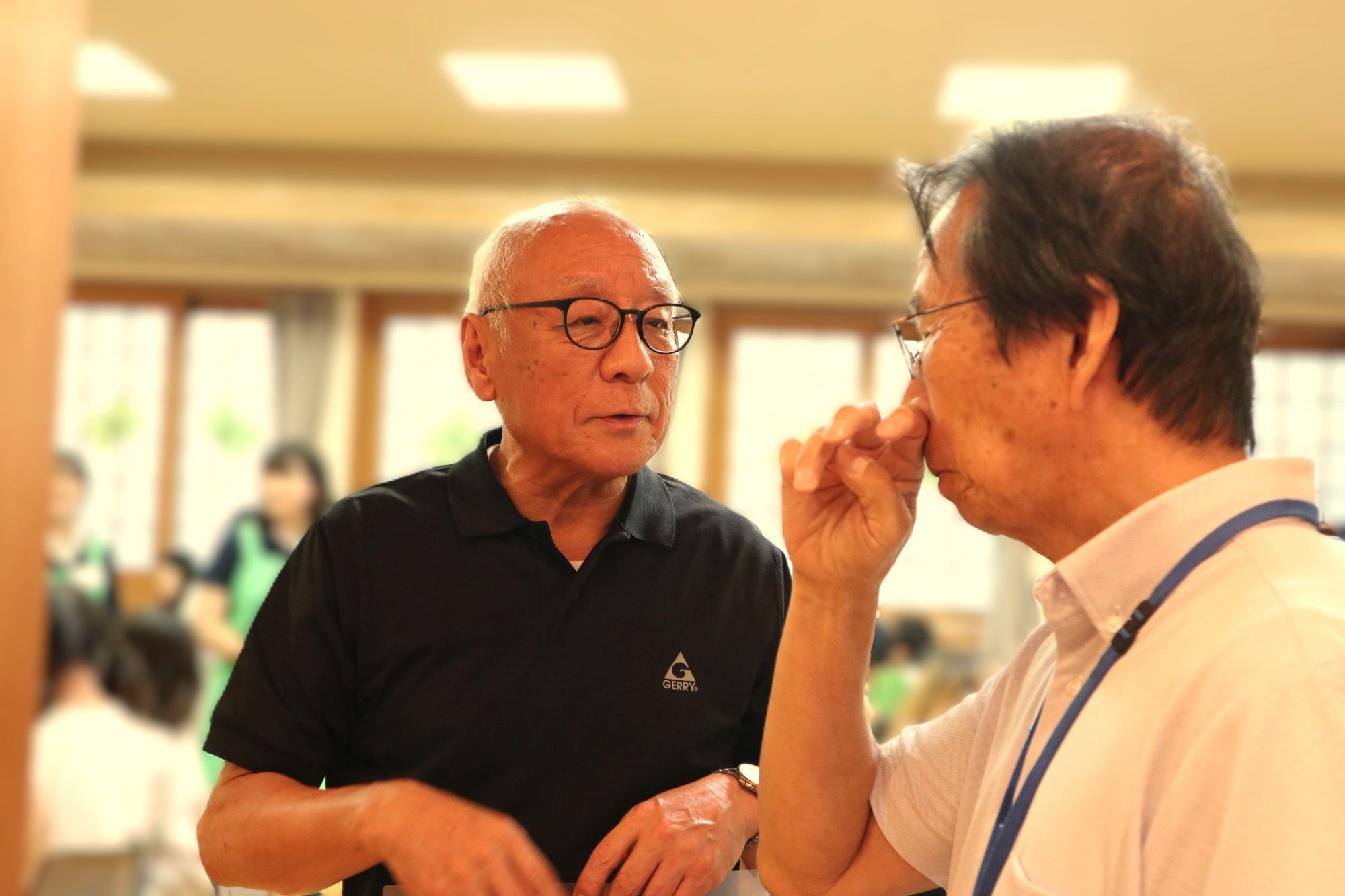 メンバーと話す武田理事長