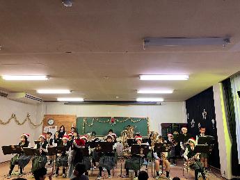 瑞穂小学校吹奏楽部の指揮者体験の様子