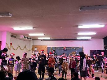 瑞穂小学校吹奏楽部と一緒に楽器体験をする様子