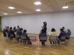 ことば蔵で条例の説明を聞く様子