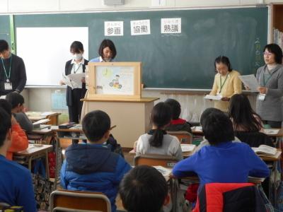 紙芝居で条例を学ぶ様子