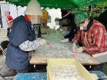 つきたてのお餅を丸める様子