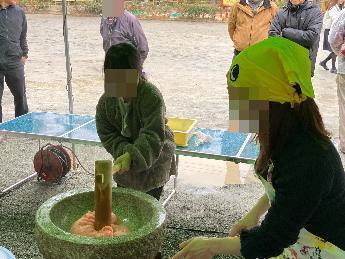 子どもが餅をつく様子