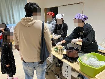 参加者にお餅がふるまわれる様子