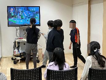 2階の部屋Switch2を楽しむ子どもたち